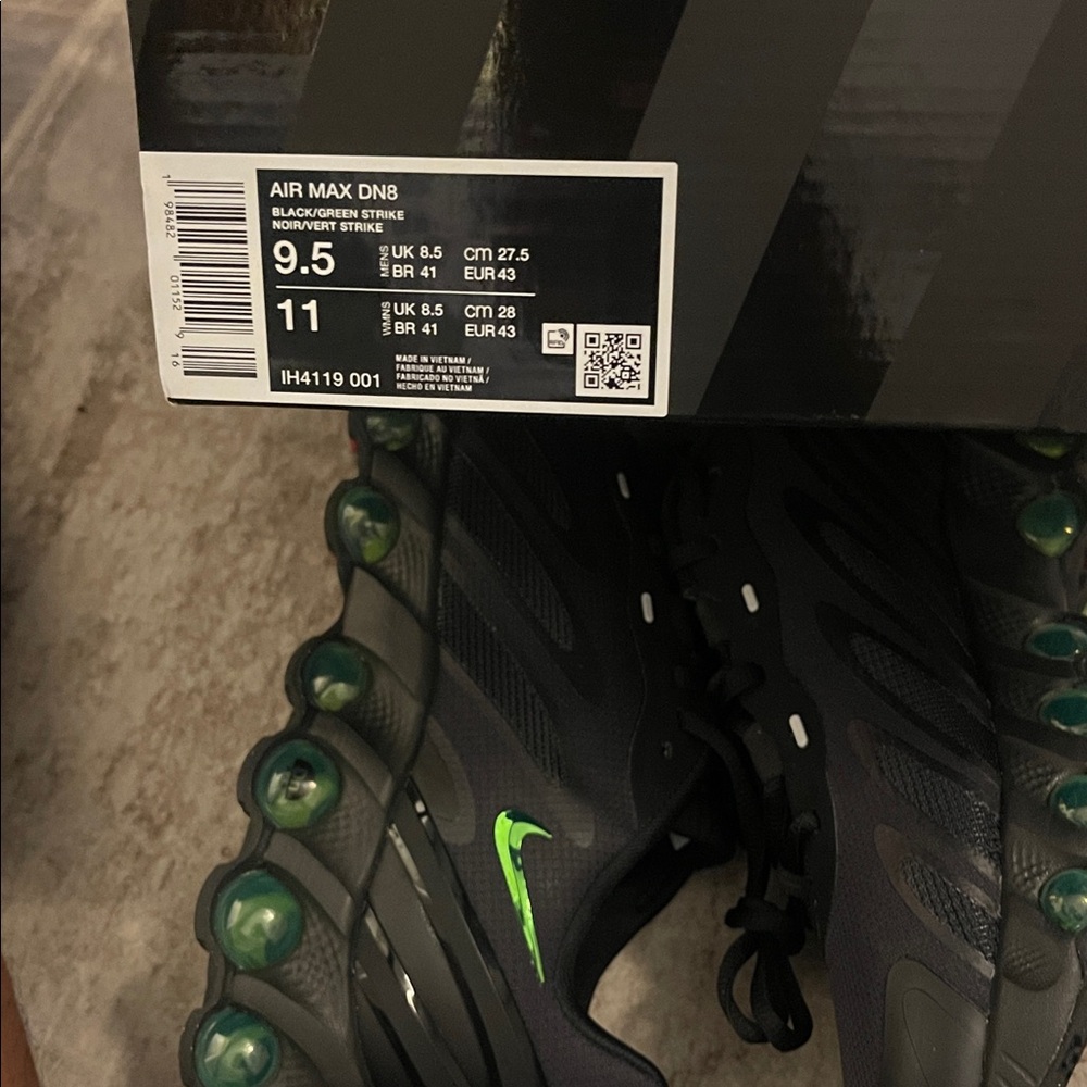 Nike Air Max DN8
Size 9.5
Black/Green
Worn once
Comes with box - Picture 2 of 6